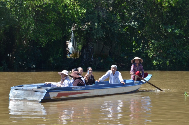 Handing over two charity houses and releasing creatures in Kien Giang
