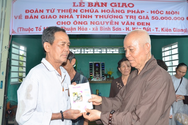 Handing over two charity houses and releasing creatures in Kien Giang