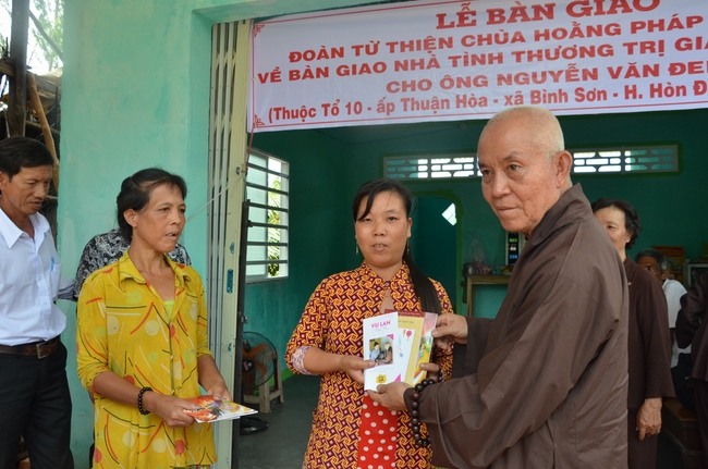 Handing over two charity houses and releasing creatures in Kien Giang