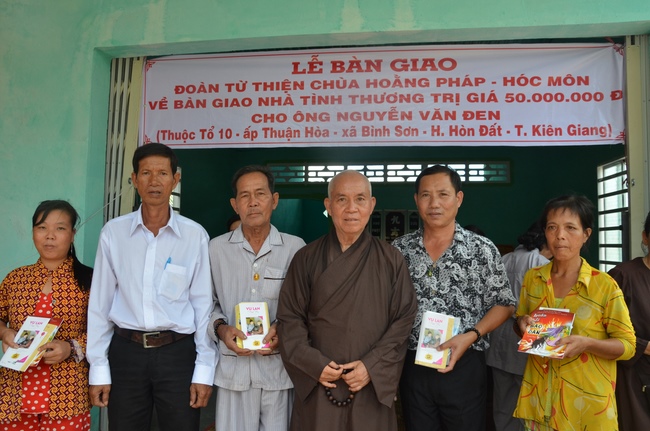 Handing over two charity houses and releasing creatures in Kien Giang