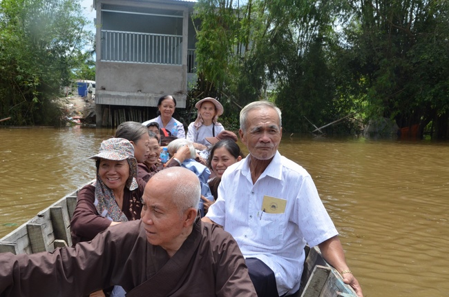 Handing over two charity houses and releasing creatures in Kien Giang