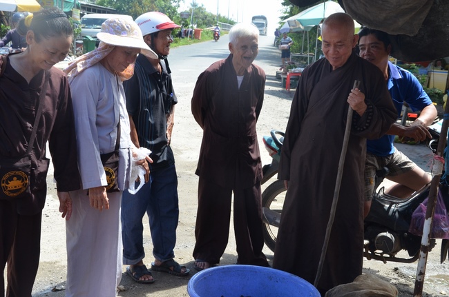 Handing over two charity houses and releasing creatures in Kien Giang