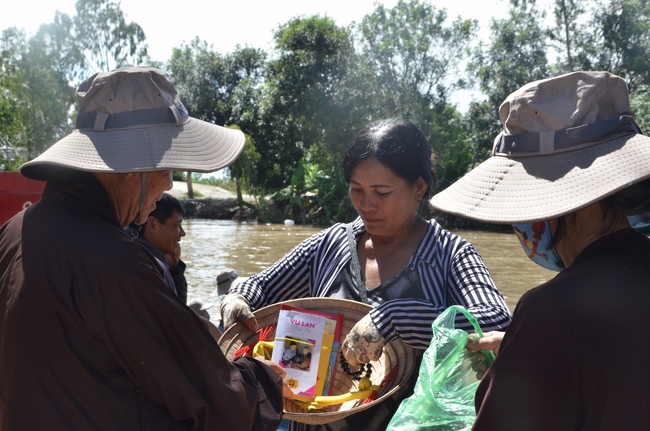 Handing over two charity houses and releasing creatures in Kien Giang