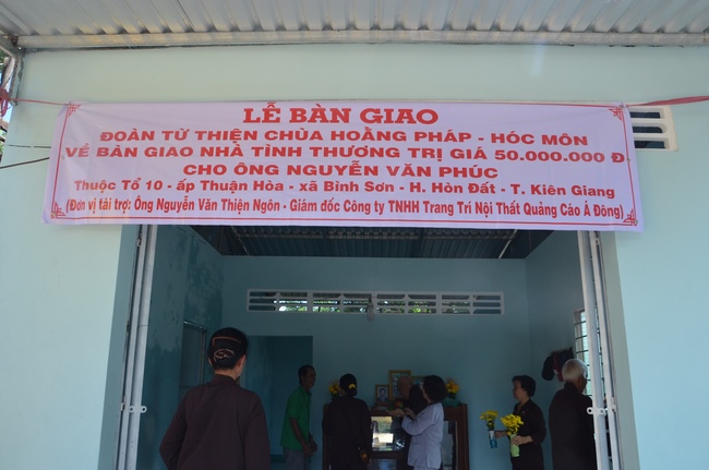 Handing over two charity houses and releasing creatures in Kien Giang