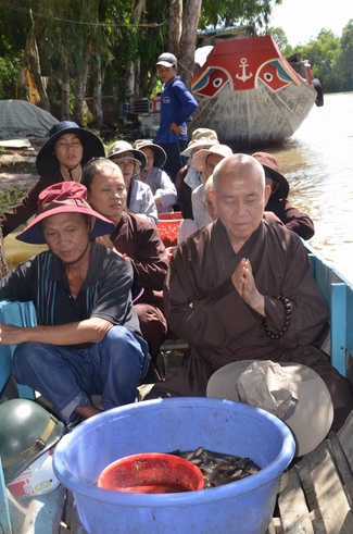 Handing over two charity houses and releasing creatures in Kien Giang