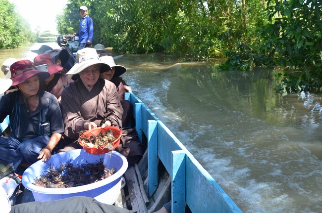 Handing over two charity houses and releasing creatures in Kien Giang