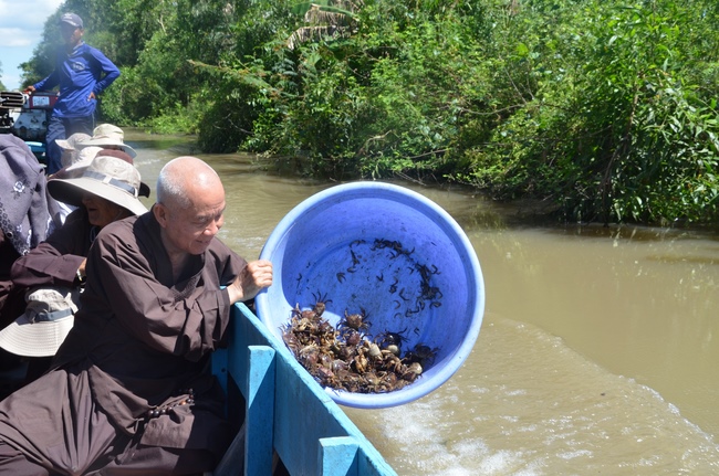 Handing over two charity houses and releasing creatures in Kien Giang