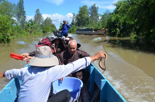 Handing over two charity houses and releasing creatures in Kien Giang