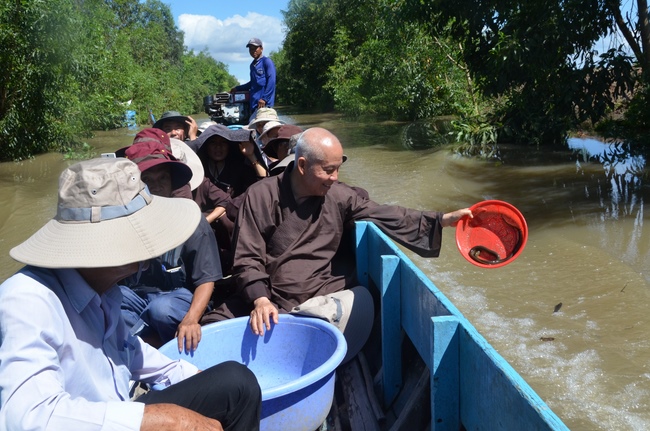 Handing over two charity houses and releasing creatures in Kien Giang