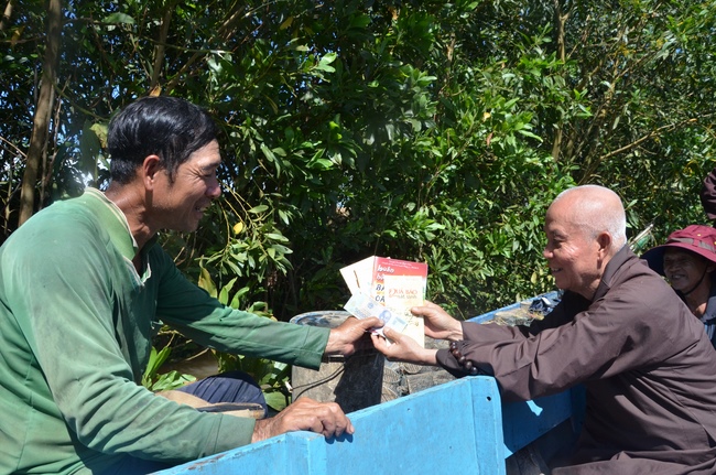 Handing over two charity houses and releasing creatures in Kien Giang