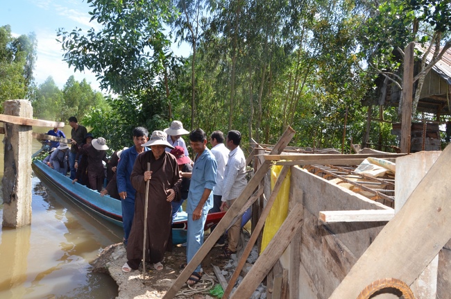 Handing over two charity houses and releasing creatures in Kien Giang