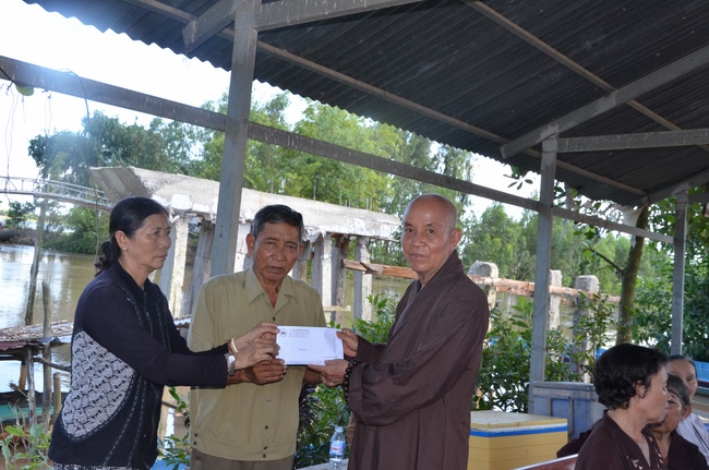 Handing over two charity houses and releasing creatures in Kien Giang