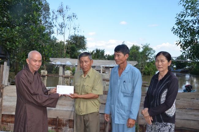 Handing over two charity houses and releasing creatures in Kien Giang