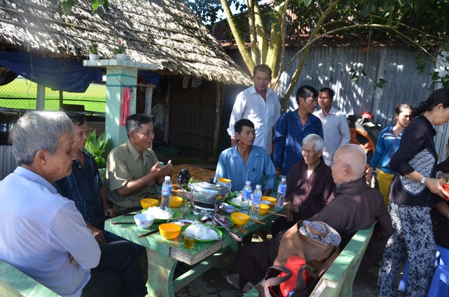 Handing over two charity houses and releasing creatures in Kien Giang