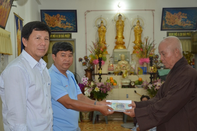 Handing over two charity houses and releasing creatures in Kien Giang