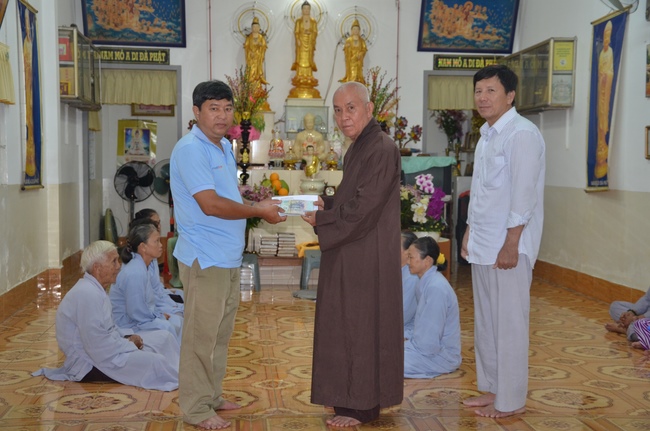 Handing over two charity houses and releasing creatures in Kien Giang