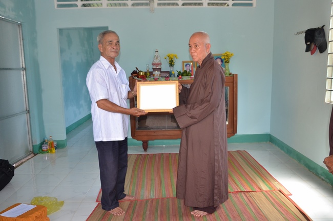 Handing over two charity houses and releasing creatures in Kien Giang