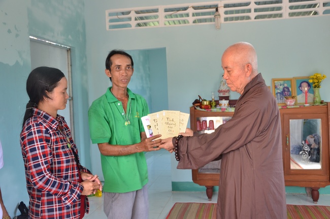 Handing over two charity houses and releasing creatures in Kien Giang