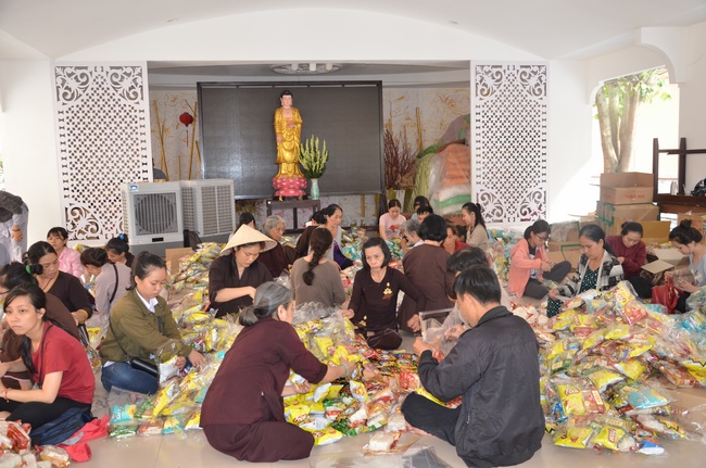 Testing health, giving medicines and gifts in Binh Phuoc
