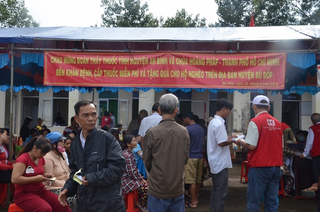 Testing health, giving medicines and gifts in Binh Phuoc