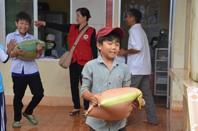 Testing health, giving medicines and gifts in Binh Phuoc