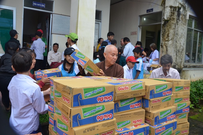 Testing health, giving medicines and gifts in Binh Phuoc