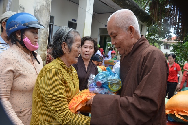 Testing health, giving medicines and gifts in Binh Phuoc