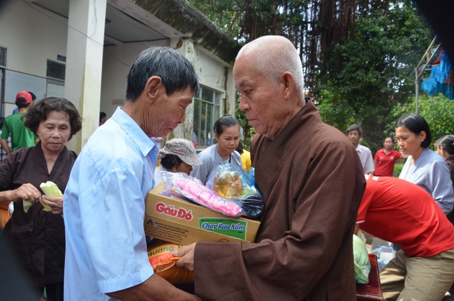 Testing health, giving medicines and gifts in Binh Phuoc
