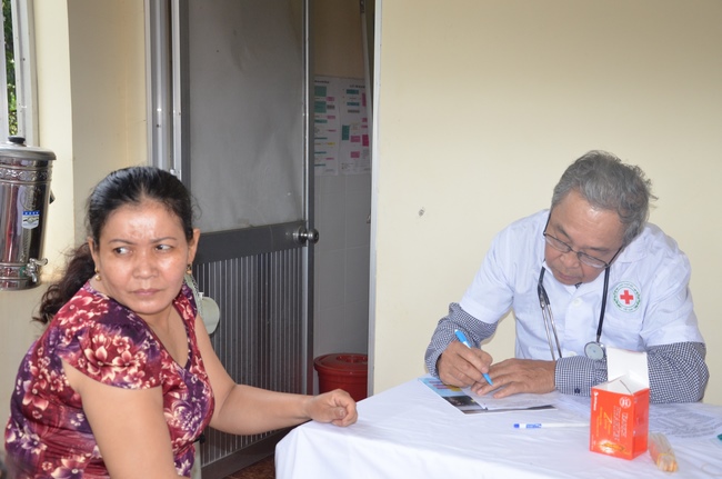 Testing health, giving medicines and gifts in Binh Phuoc