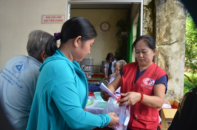 Testing health, giving medicines and gifts in Binh Phuoc