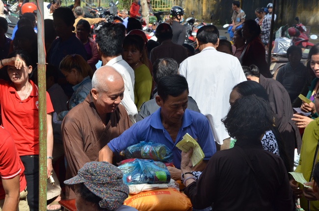 Testing health, giving medicines and gifts in Binh Phuoc