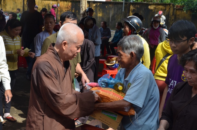 Testing health, giving medicines and gifts in Binh Phuoc