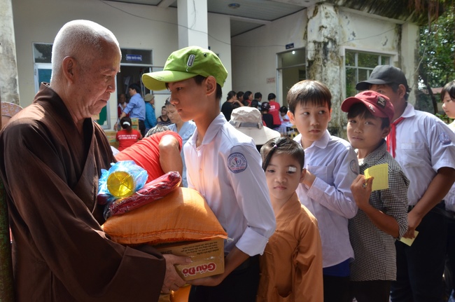 Testing health, giving medicines and gifts in Binh Phuoc
