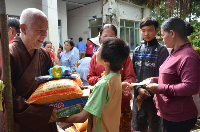 Testing health, giving medicines and gifts in Binh Phuoc