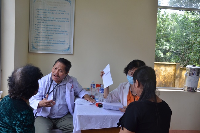 Testing health, giving medicines and gifts in Binh Phuoc