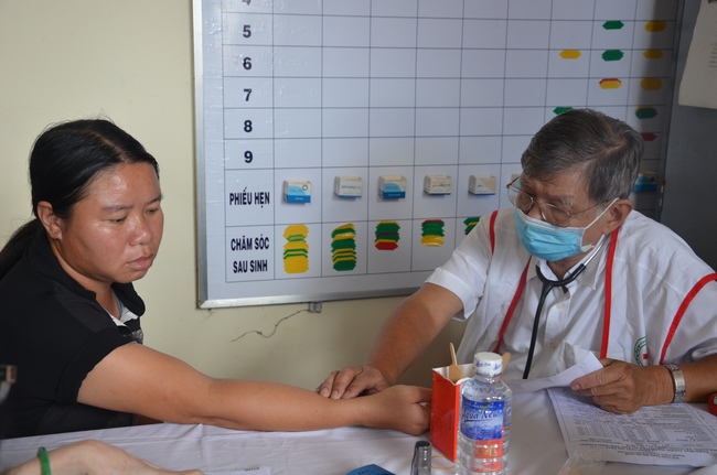 Testing health, giving medicines and gifts in Binh Phuoc