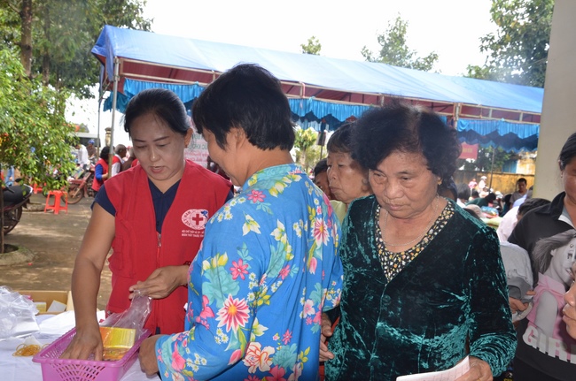 Testing health, giving medicines and gifts in Binh Phuoc