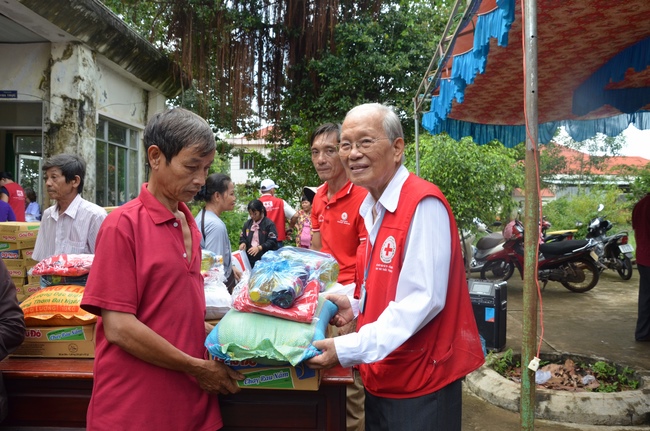 Testing health, giving medicines and gifts in Binh Phuoc