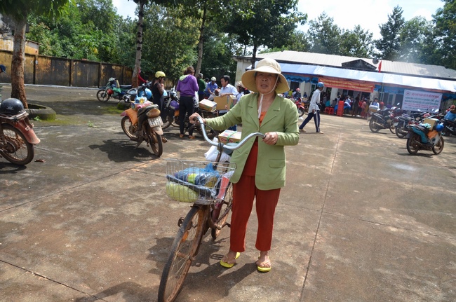 Testing health, giving medicines and gifts in Binh Phuoc