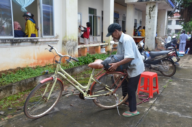 Testing health, giving medicines and gifts in Binh Phuoc