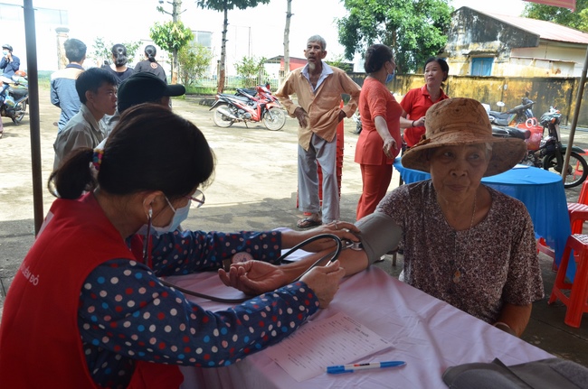 Testing health, giving medicines and gifts in Binh Phuoc