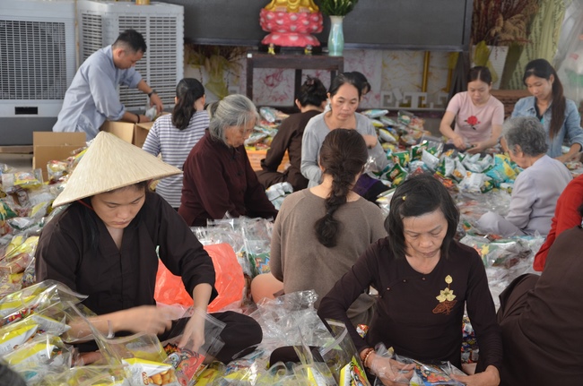 Testing health, giving medicines and gifts in Binh Phuoc