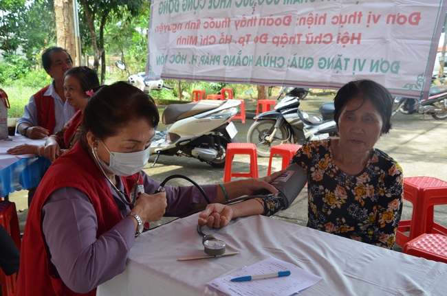 Testing health, giving medicines and gifts in Binh Phuoc