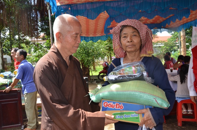 Testing health, giving medicines and gifts in Binh Phuoc