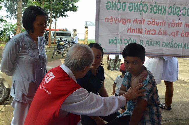 Testing health, giving medicines and gifts in Binh Phuoc