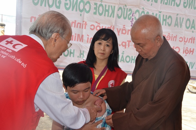 Testing health, giving medicines and gifts in Binh Phuoc