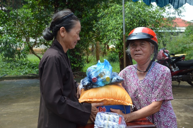 Testing health, giving medicines and gifts in Binh Phuoc