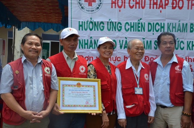 Testing health, giving medicines and gifts in Binh Phuoc