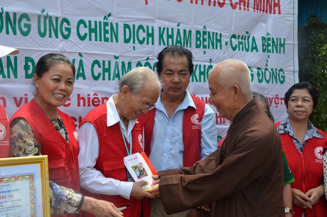 Testing health, giving medicines and gifts in Binh Phuoc