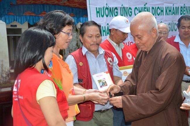Testing health, giving medicines and gifts in Binh Phuoc